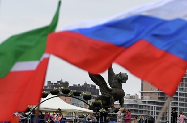Занятия в школах Татарстана будут начинаться с подъема двух государственных флагов под исполнение гимнов страны и республики