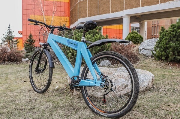 Инженер омского вуза создал велосипед из пластиковых бутылок