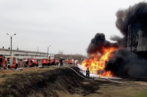 Эвакуации населения из-за пожара на нефтебазе в Брянске не планируется, пострадавших нет - власти