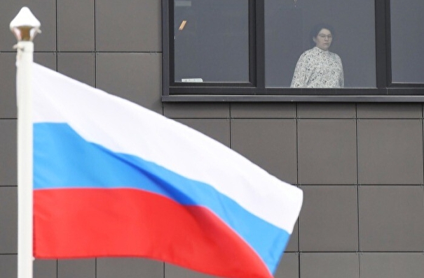 Традиция поднятия государственного флага и исполнения гимна России появится в школах Ленинградской области с мая