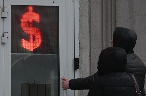 Смягчение ограничений на покупку валюты населением вряд ли возможно до сентября - глава ЦБ РФ