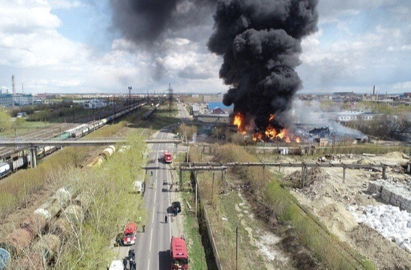 Железнодорожные цистерны горят на площади 2 тыс. кв. м в нижегородском Дзержинске - МЧС