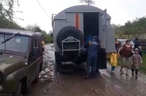 Спасатели завершили эвакуацию туристов, заблокированных рекой в Мостовском районе Кубани - МЧС