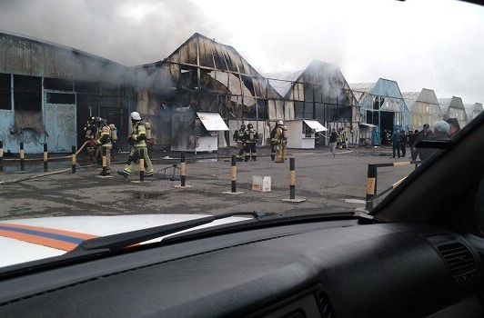 Пожарные ликвидировали огонь на рынке во Владикавказе