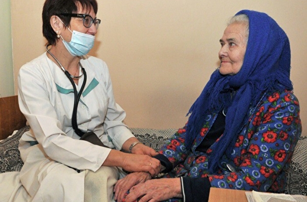 Бригады медиков обследуют новгородских ветеранов на дому