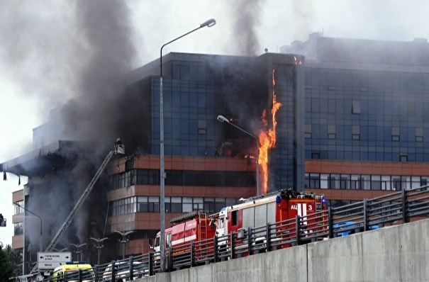 Более 120 человек спасены из горящего бизнес-центра в Москве - МЧС