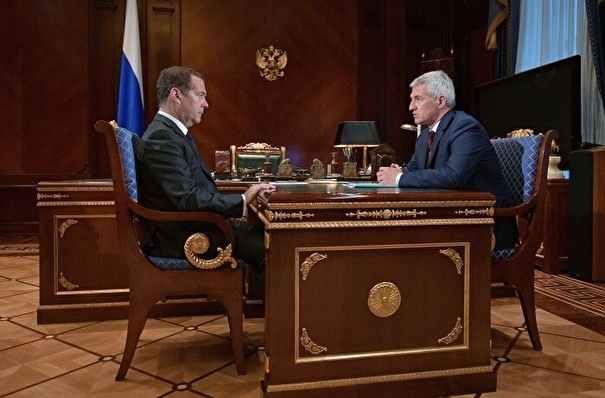 Медведев попросил главу Карелии предоставить предложения по развитию республики