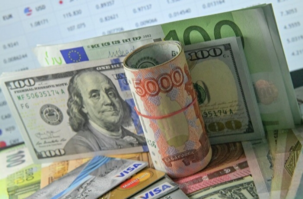 Доллар США опустился ниже 56 руб., евро - ниже 58 руб. впервые с 25 мая