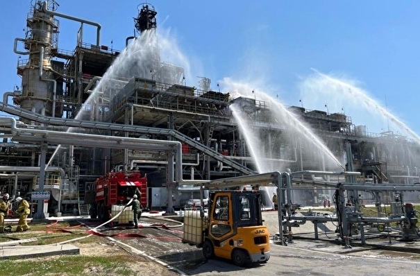 Новошахтинский НПЗ: пожар на предприятии возник после удара двух беспилотников