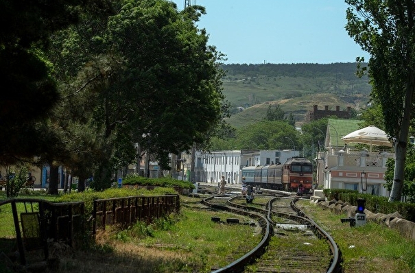Глава Крыма предлагает перенести железную дорогу 19 века с набережной Феодосии