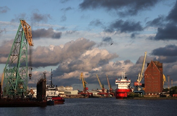 Пятое судно для грузового транзита выйдет в пятницу на линию между портами Калининграда и Петербурга - Алиханов