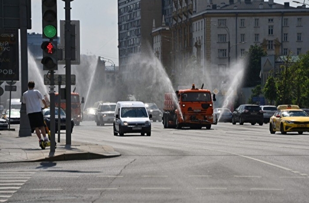 Московские дороги в жару поливают каждые три часа
