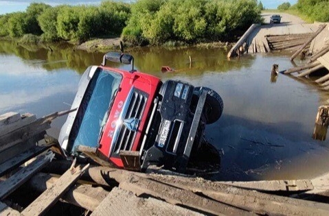 Грузовик упал в реку в результате обрушения моста в Свердловской области, пострадавших нет