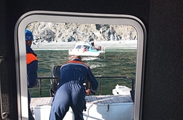 Спасатели нашли живыми и здоровыми восьмерых пропавших в Охотском море рыбаков