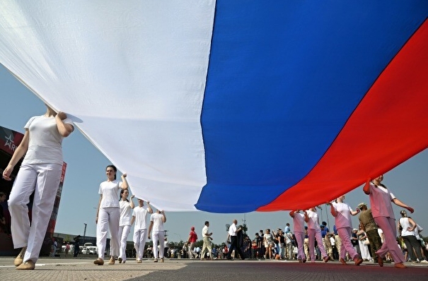 Огромное полотно флага России развернут на Исаакиевской площади