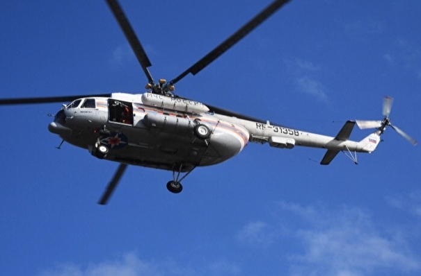 Вертолет МЧС вылетел на помощь людям на дрейфующих баржах в Хабаровском крае