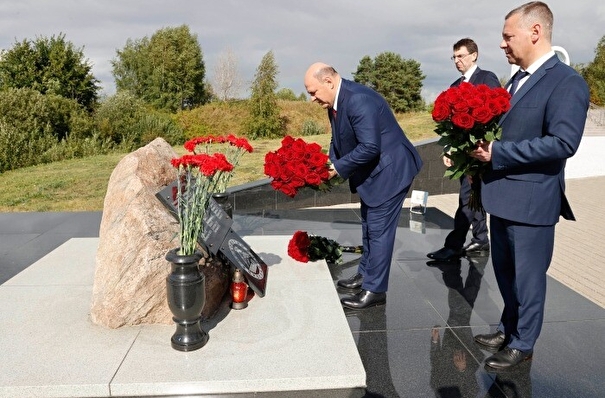 Мишустин возложил цветы к мемориалу погибшим хоккеистам ярославского "Локомотива"