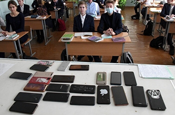 Школьникам в РФ теперь запретили пользоваться мобильными телефонами на уроках