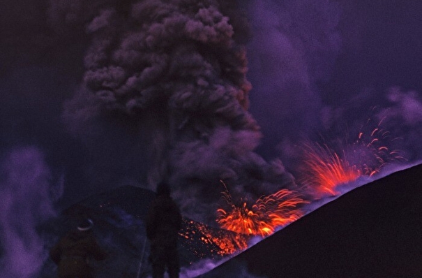 Вулкан Алаид активизировался на Курилах и становится опасным для самолетов