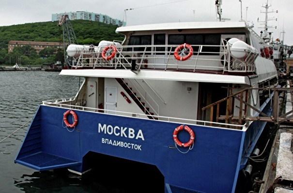 СКР: всех пассажиров эвакуировали на берег с севшего на мель в Приморье катамарана "Москва"