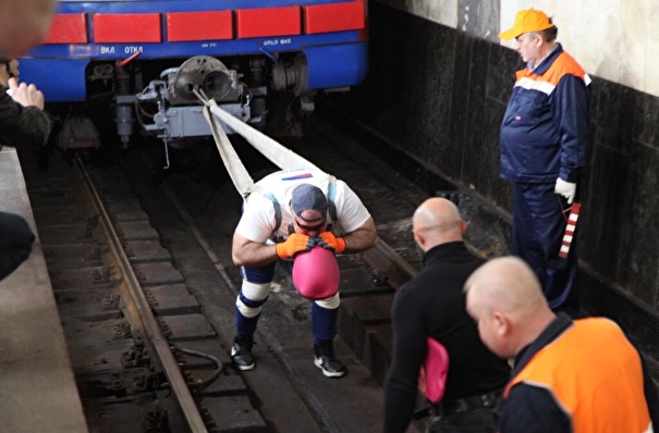 Спортсмен-экстремал сдвинул на 30 метров поезд весом 134 тонны в нижегородском метро