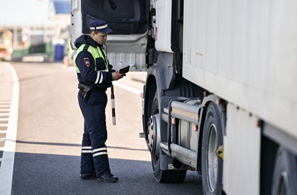 Более 650 грузовиков ожидают очереди на паромной переправе в Крыму - власти