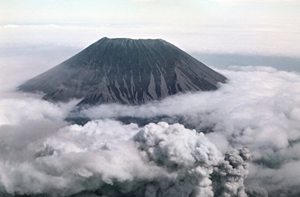 Вулкан Алаид на Северных Курилах выбросил пепел на высоту 3,5 км