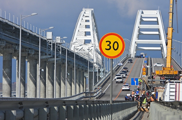 Движение грузовиков по автомобильной части Крымского моста не откроют до декабря