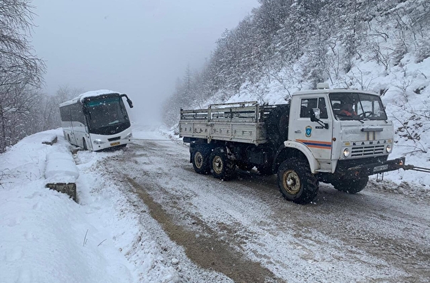 Спасатели эвакуировали более 20 человек, застрявших из-за снегопада на перевале в Приморье