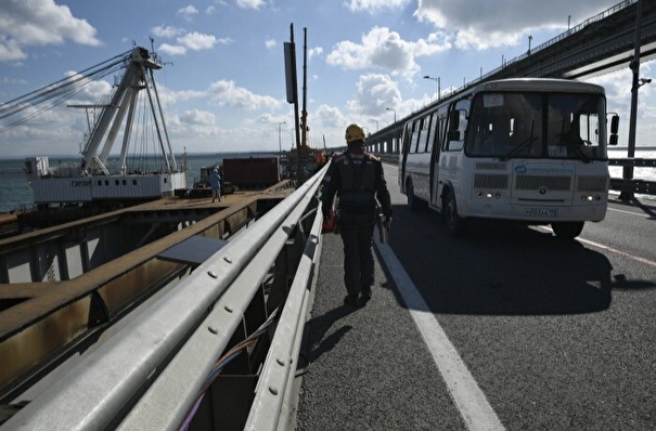 Первый готовый пролет Крымского моста направлен к месту монтажа