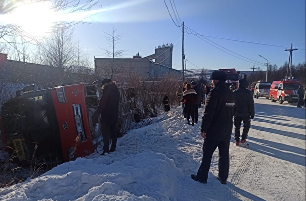 Рейсовый автобус опрокинулся на Колыме, пострадали три человека