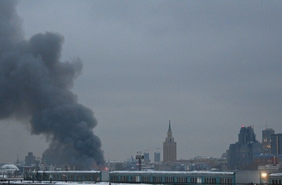 Авиация МЧС и пожарный поезд привлечены к тушению пожара в Москве