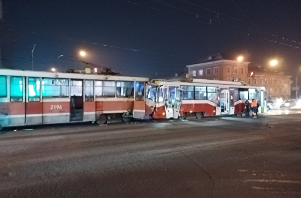Более десятка человек пострадали в столкновении двух трамваев в Новосибирске