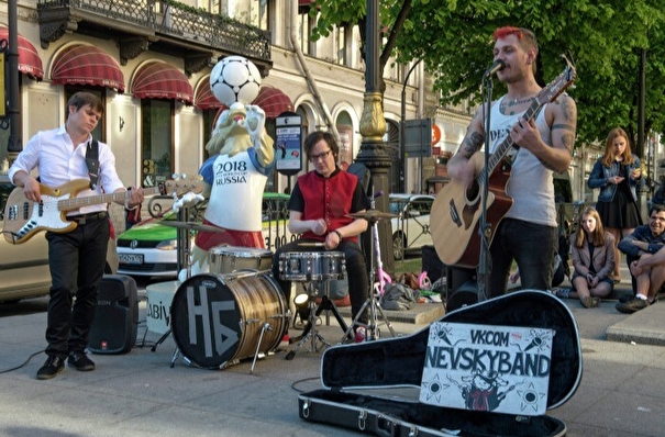 Петербургский парламент смягчил требования к маракасам и кастаньетам для уличных музыкантов