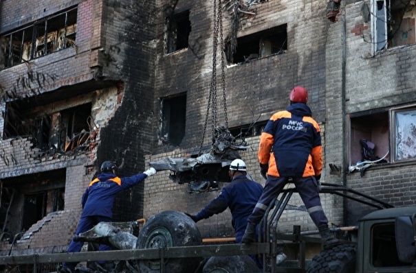 Демонтирована часть подъезда, поврежденного при падении военного самолета на многоквартирный дом в Ейске - оперштаб