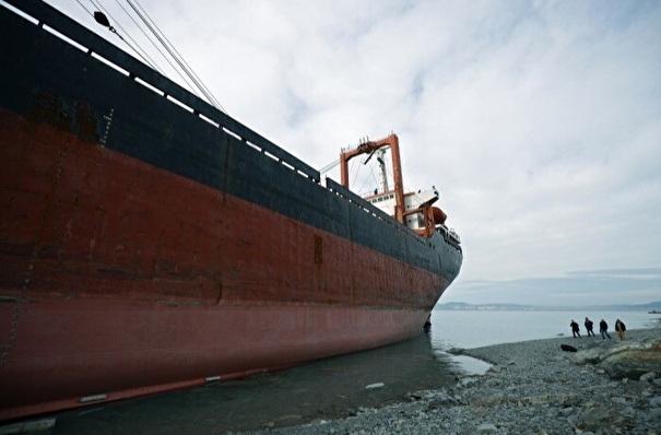 Сахалинское судно, выброшенное на мель возле Северных Курил, попробуют стянуть в море