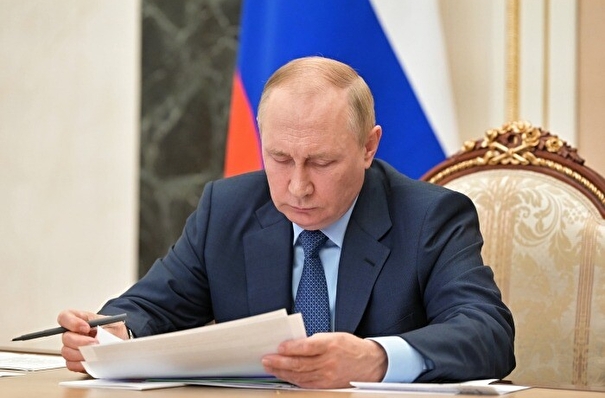 Путин подписал закон о повышении МРОТ с 1 января до 16 242 рублей