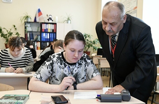 Премию в 100 тыс. рублей учредили в Якутии для педагогов-наставников