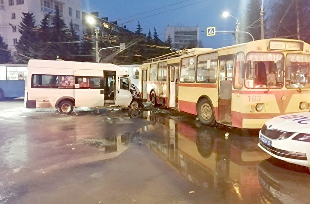 При столкновении троллейбуса и микроавтобуса в Йошкар-Оле пострадали 14 человек