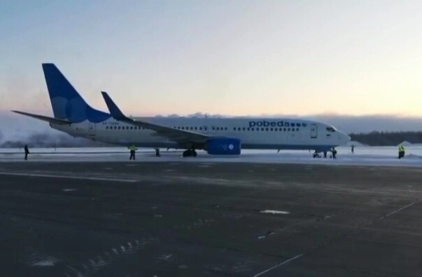 Пассажиры выкатившегося за пределы взлетно-посадочной полосы в аэропорту Перми самолета полетят резервным бортом