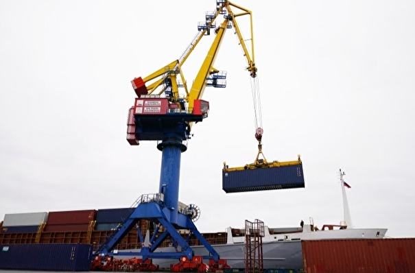 На линии грузового морского транзита в Калининград работают 12 судов