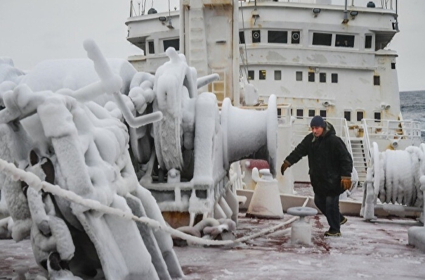 Судовладельцев предупреждают о шторме в Татарском проливе и возле Южных Курил, также о возможном обледенении кораблей