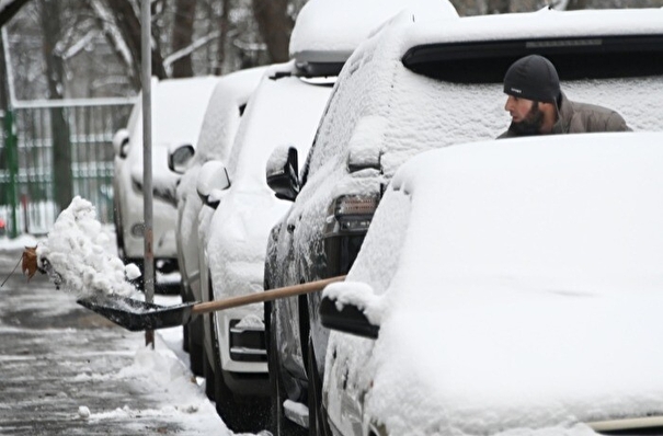 Мэр Перми потребовал к понедельнику убрать снег с парковок