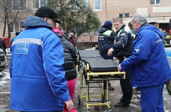Женщина спасена во время разбора завалов рухнувшей пятиэтажки в Новосибирске - МЧС