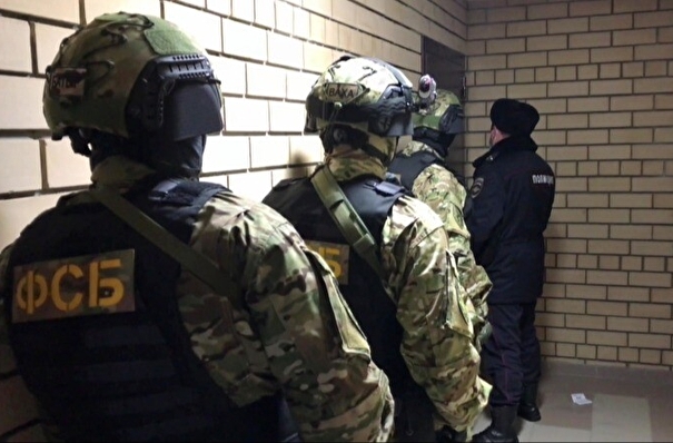 ФСБ задержала пять человек по делу об изготовлении поддельных документов для мигрантов в московском регионе и Липецкой области