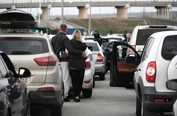 Дорожники предупредили об очереди до двух часов на въезде на Крымский мост из-за ДТП