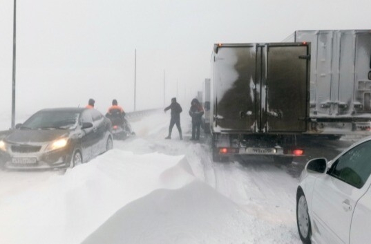 Неблагоприятная дорожная обстановка из-за снегопада сохранится на трассе М-5 в Челябинской области до понедельника - управление дорогами