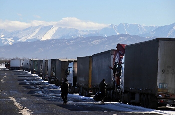 Более 1,2 тыс. большегрузов скопились в очереди на выезд из РФ в Грузию в Северной Осетии