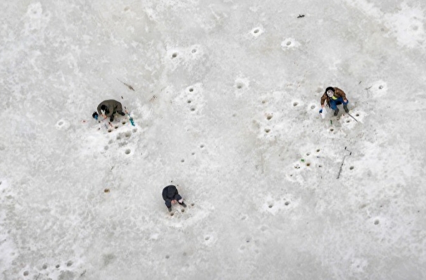 Порядка 50 рыбаков оказались на оторванной льдине в районе села лесное на Сахалине - МЧС
