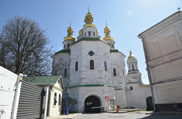 Песков назвал возмутительным требование к монахам УПЦ покинуть Киево-Печерскую лавру